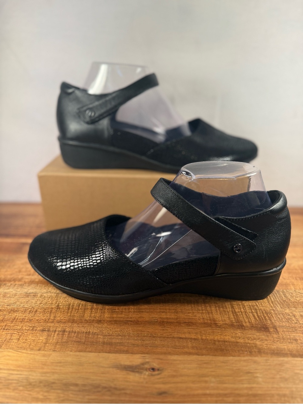 Revere Osaka Mary Jane Orthopedic Black Lizard Size 10.5 NWOT